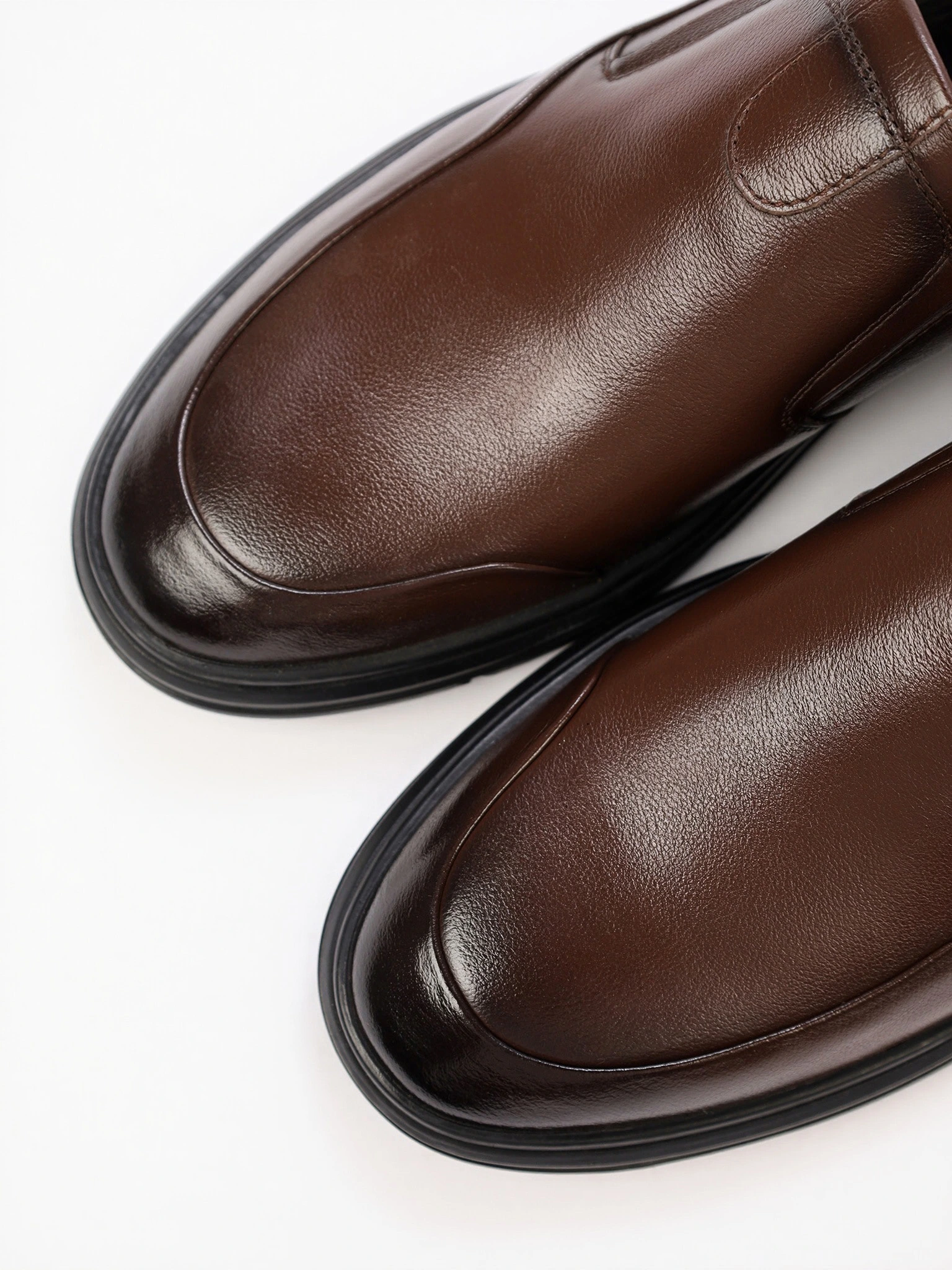 Туфли коричневого цвета с эластичными вставками